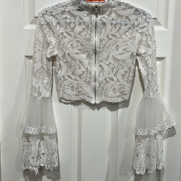(42) Elegant White Lace Top - Picture 4 of 4
